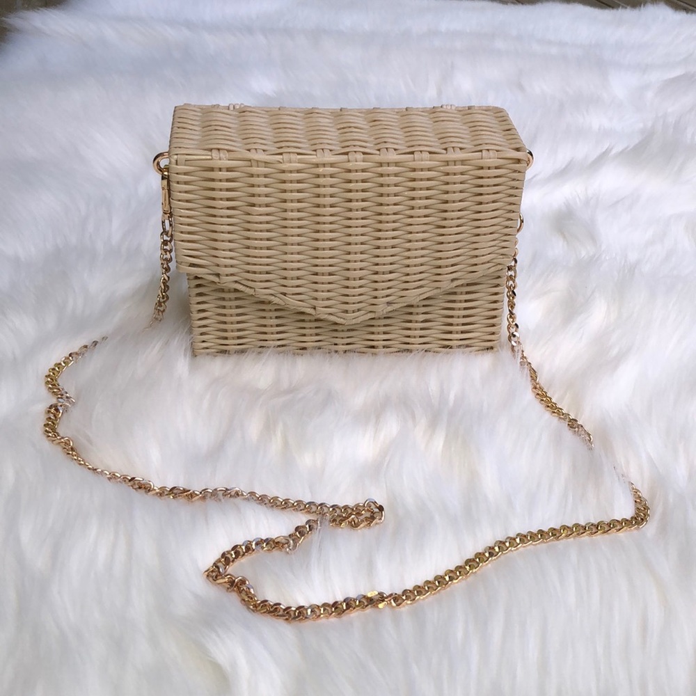 Plastic Wicker-Look Woven Purse with Gold Chain